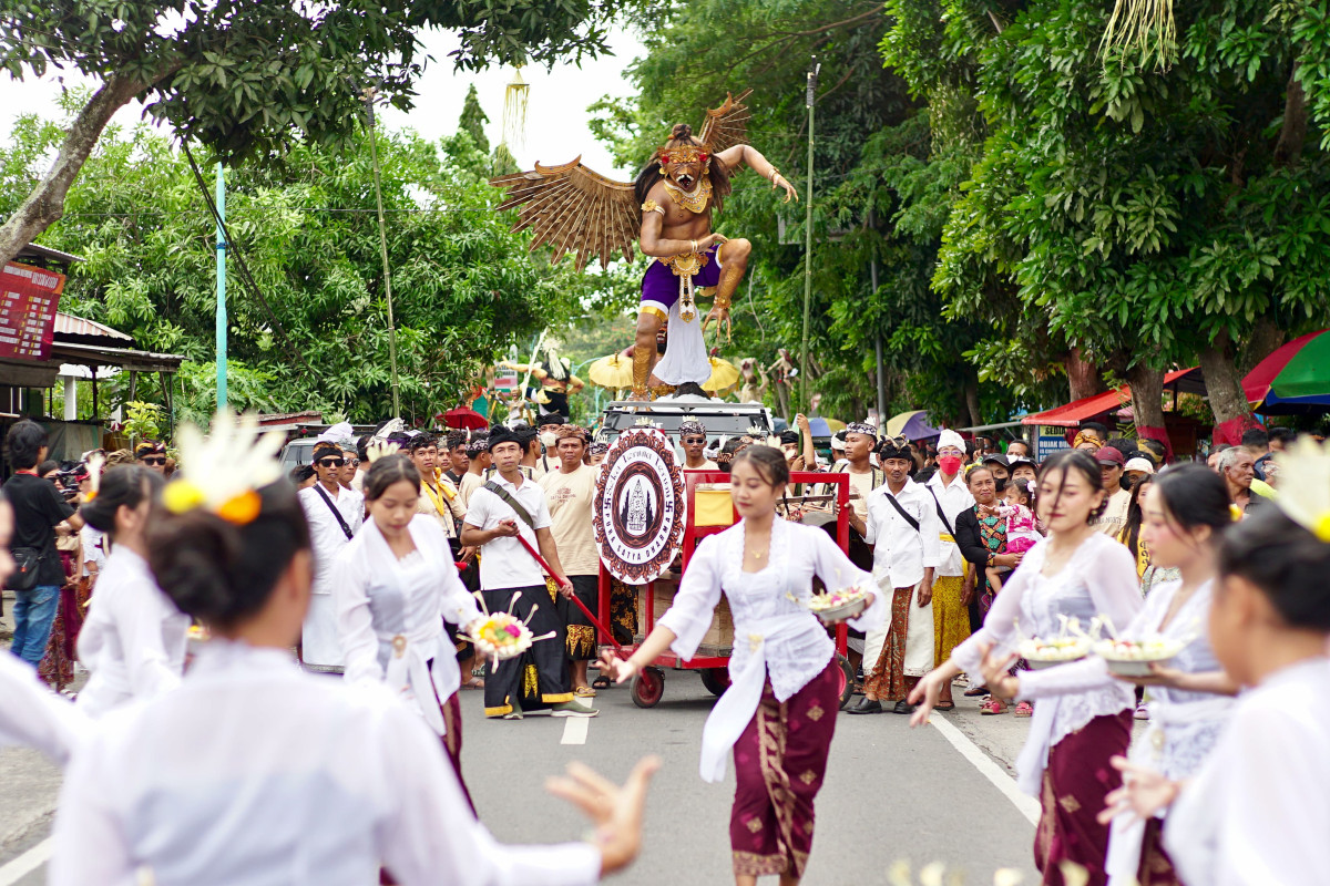 Ribuan umat Hindu Banyuwangi menggelar pawai budaya dalam rangka menyambut perayaan Hari Raya Nyepi tahun baru Saka 1947, Sabtu (22/3/2035) di RTH Karetan, Kecamatan Purwoharjo 