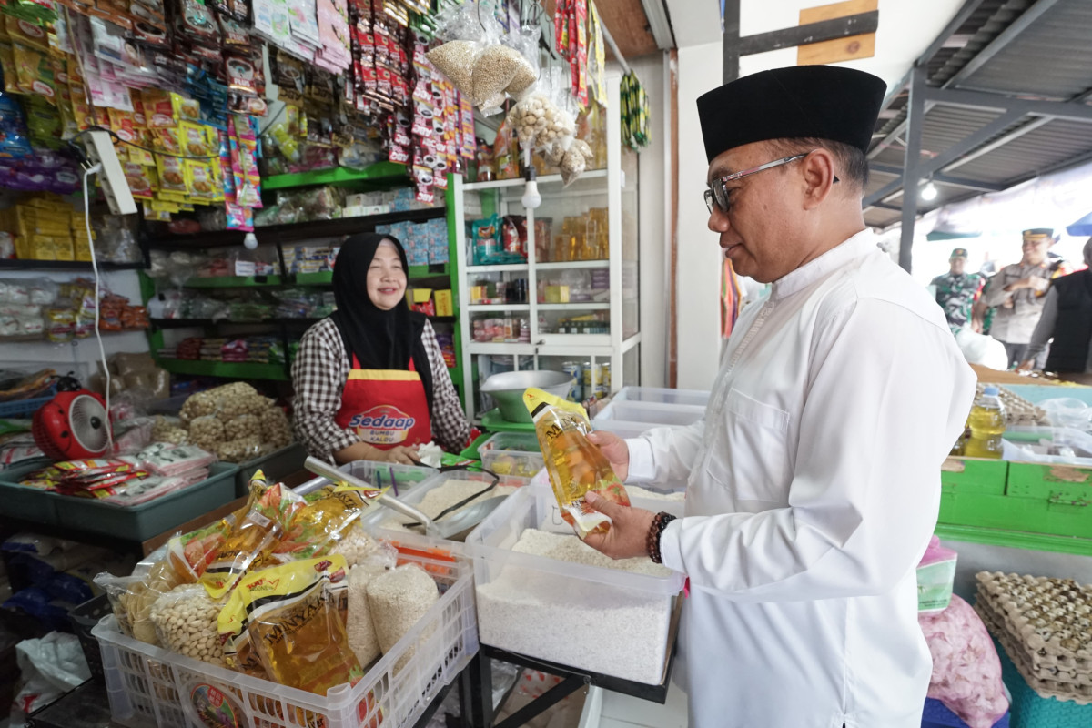 Wakil Bupati Banyuwangi, Mujiono saat meninjau Pasar di tengah Ramadan