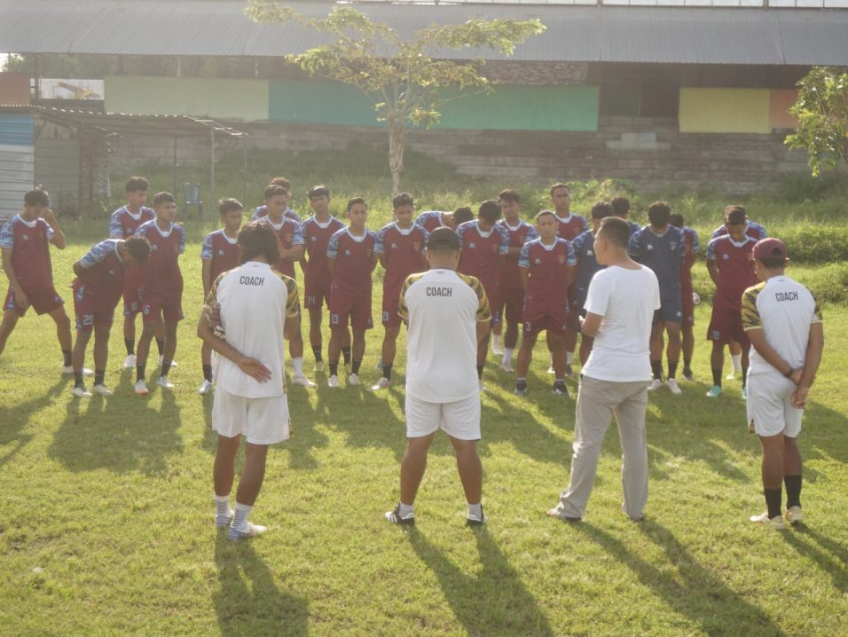 Tim asisten pelatih Persewangi memimpin latihan perdana Selasa (4/3/2025) di base camp Persewangi, AIL.
