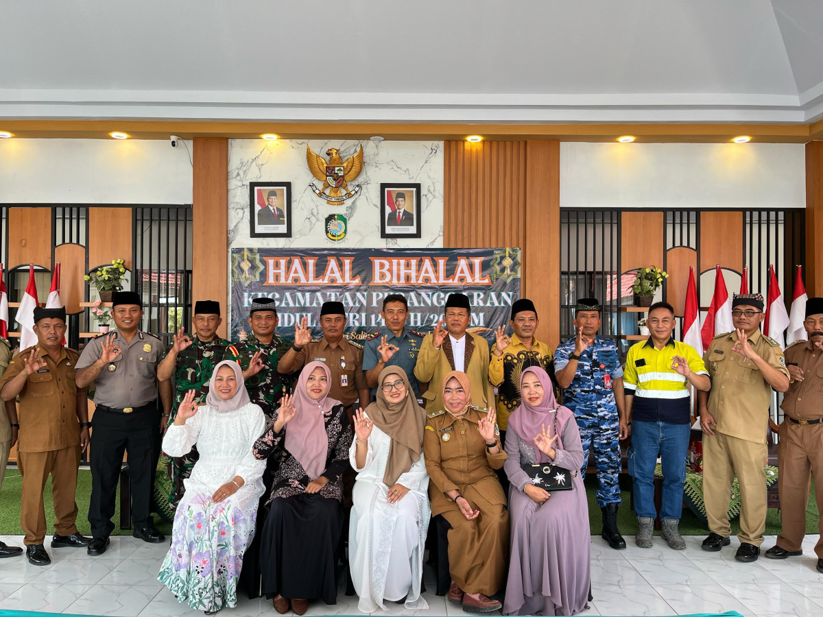 Warga Pesanggaran mengikuti Halal Bihalal Idul Fitri 2025 yang digelar di Aula Kecamatan Pesanggaran, Selasa (15/4/2025)