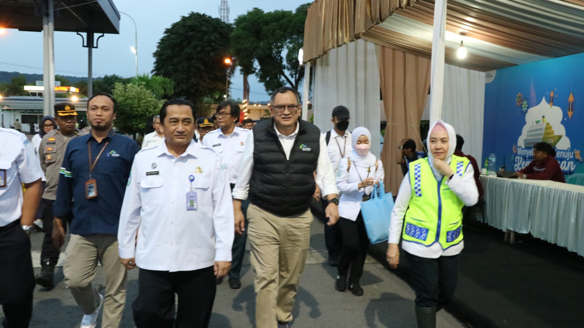 General Manager ASDP Indonesia Ferry Ketapang, Yani Andriyanto (kiri) mendampingi Kepala BMKG Dwikorita Karnawati memantau arus balik di Pelabuhan Ketapang (foto : istimewa)