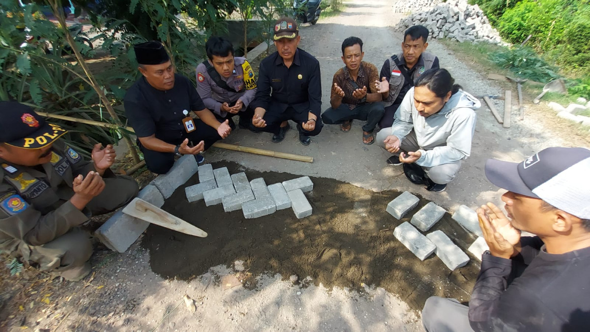 Warga Dusun Ringinagung, Desa Pesanggaran, Kecamatan Pesanggaran menggelar syukuran setelah jalanan mereka dipasangi paving