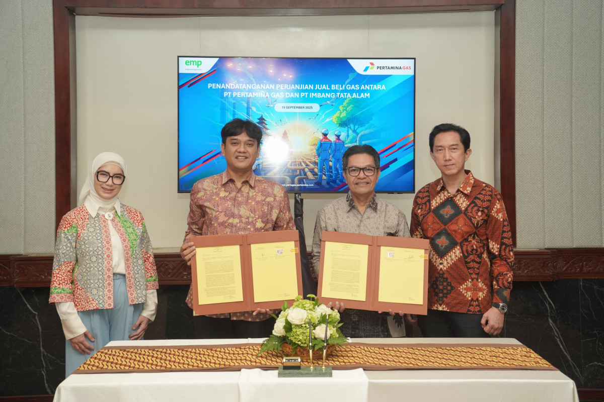 Direktur Utama Pertagas, Indra Sembiring dan Direktur ITA, Kelik Rudi Suharya melakukan penadatanganan kerja sama penyaluran gas bumi