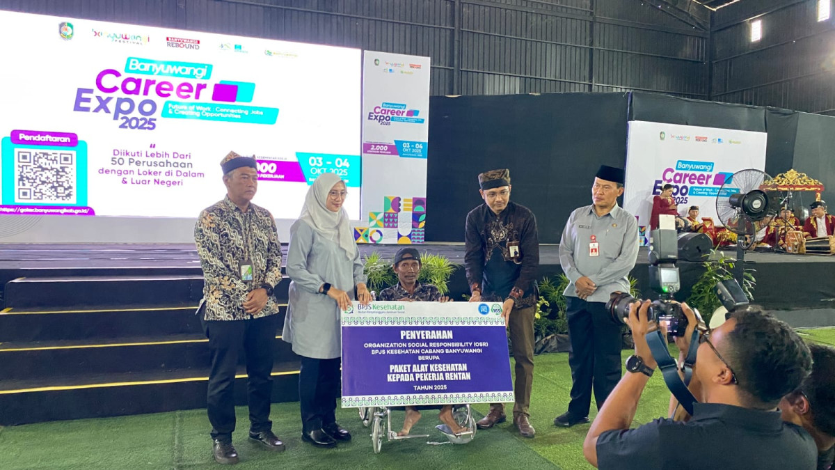 PPS Kepala BPJS Kesehatan Cabang Banyuwangi, Haidiar Zulmi Farensi memberikan bantua  kepada 
Perkumpulan Penyandang Disabilitas Indonesia (PPDI) Kabupaten Banyuwangi
