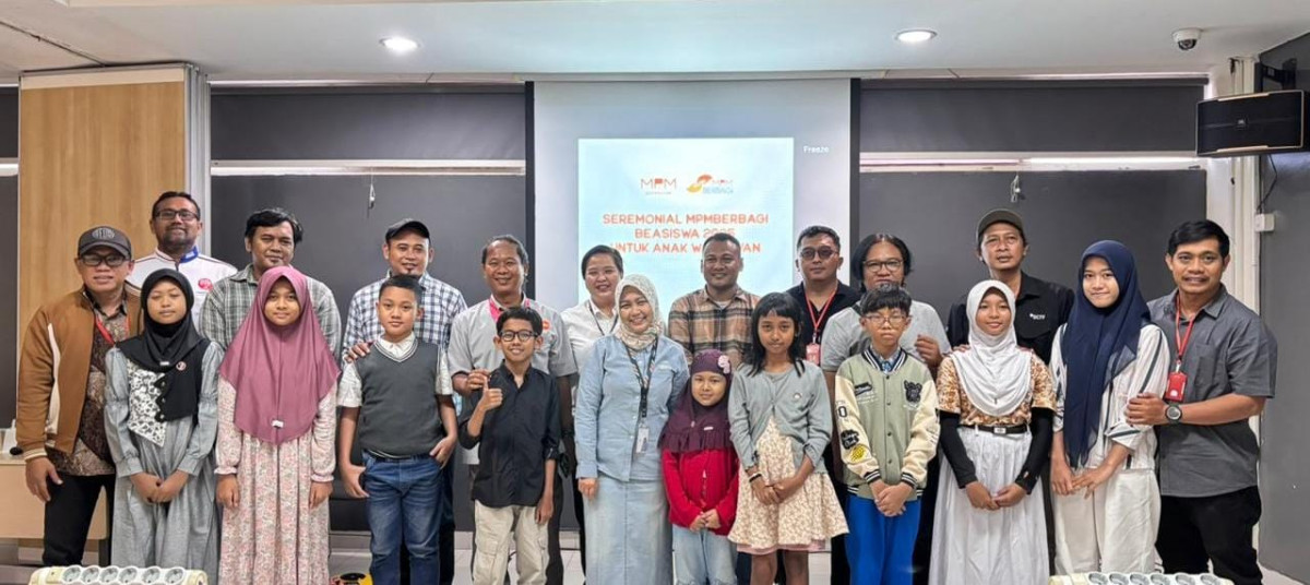 Sepuluh jurnalis di Jawa Timur beserta anak menerima secara simbolis pemberian Beasiswa dari MPM Honda Jatim, di kantor MPM Honda Jatim, Surabaya, Senin (14/10).