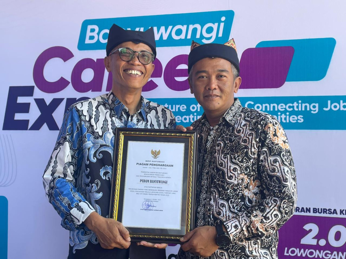 Direktur PUDAM Banyuwangi, Abd Rahman menerima penghargaan dari Kepala BPJS Ketenagakerjaan Banyuwangi, Ocky Olivia 