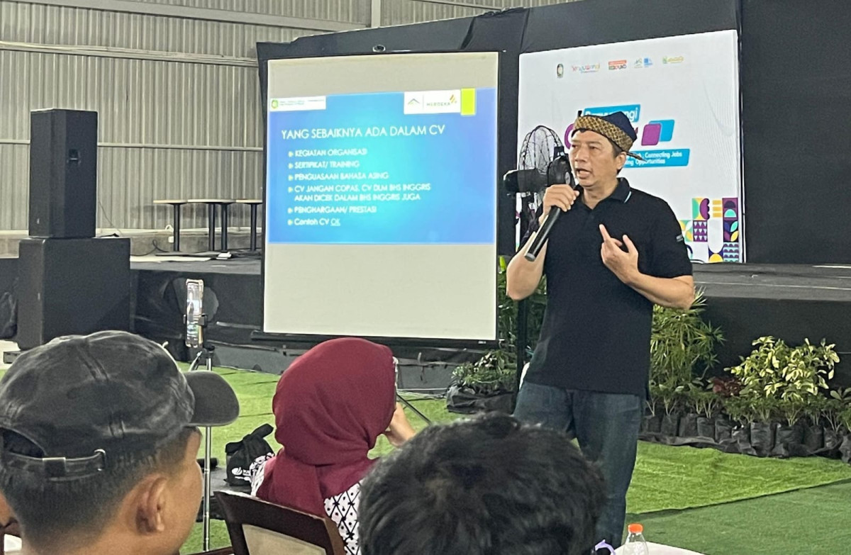 HRD PT Bumi Suksesindo (BSI), Rizha Wahyudin, S.Psi memberikan tips pada tenaga kerja muda Banyuwangi di Banyuwangi Career Expo 2025