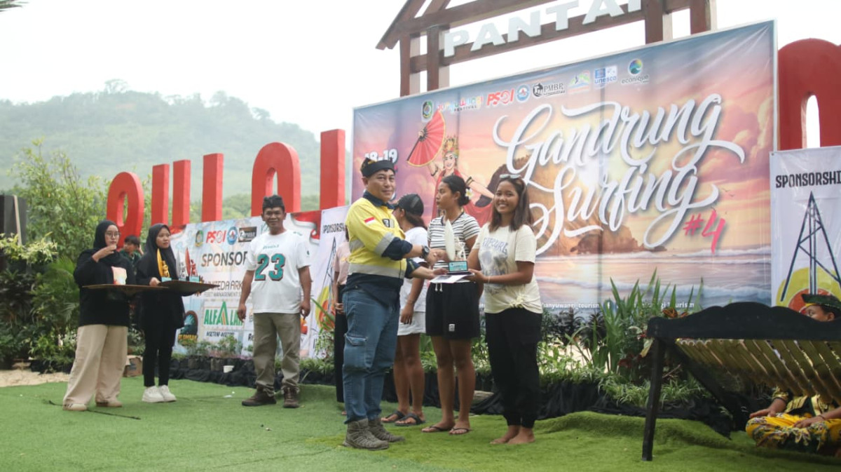 Perwakilan manajemen PT BSI Hadhi Wibowo Sunarto saat menghadiri penutupan acara Red Island Gandrung Surfing 2025